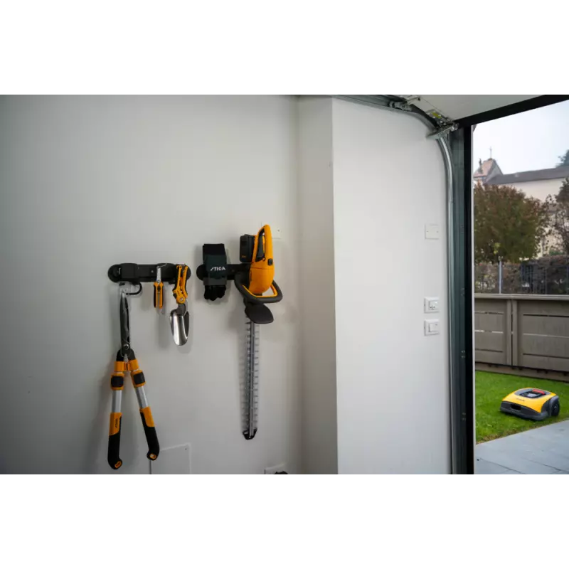 PruningSnips_2H1010001ST1_amb06_web